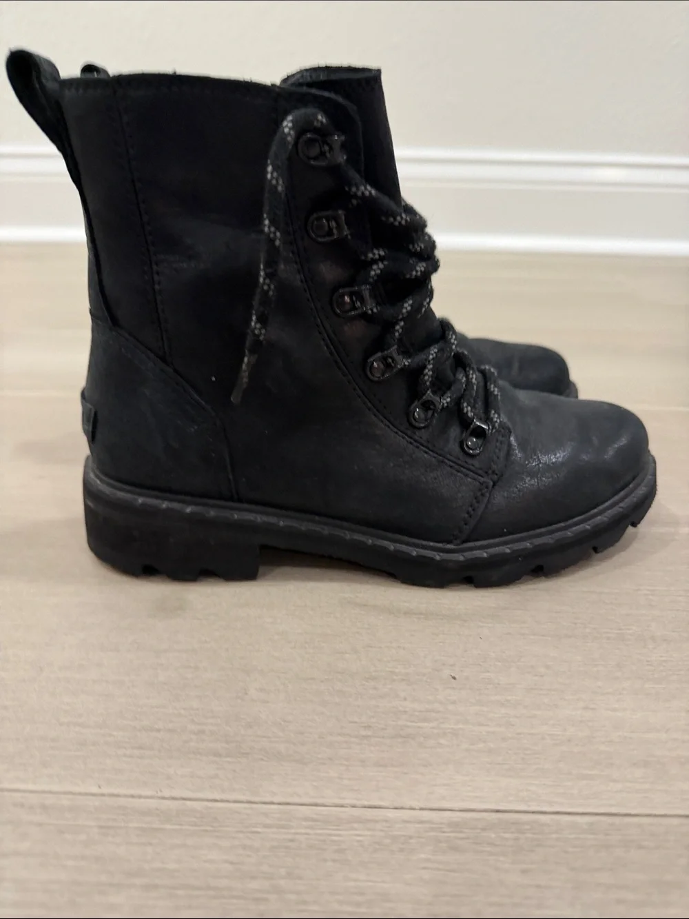 Sorel Women’s Lennox Lace Black Boots - like new! Size 7.5